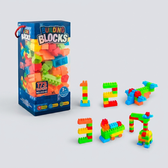 Bloques armables de plástico junto a su caja